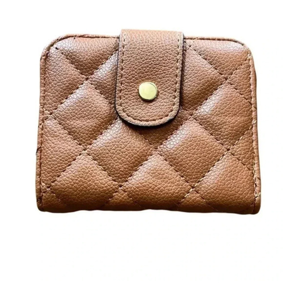 Women’s small wallet, quilted vegan leather, 3.5”x4.5”x1”, goldtone hardware NWT - Picture 1 of 6